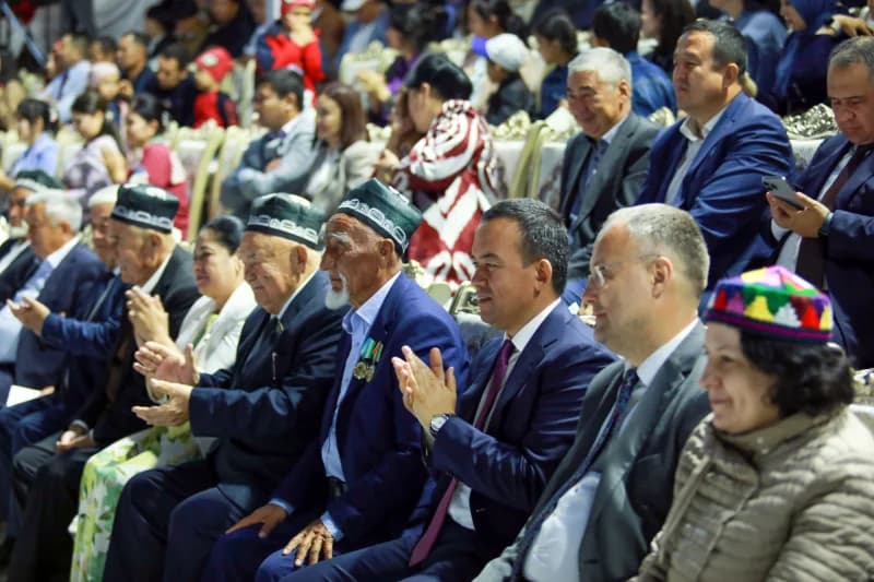 Члены аудитории аплодируют во время мероприятия