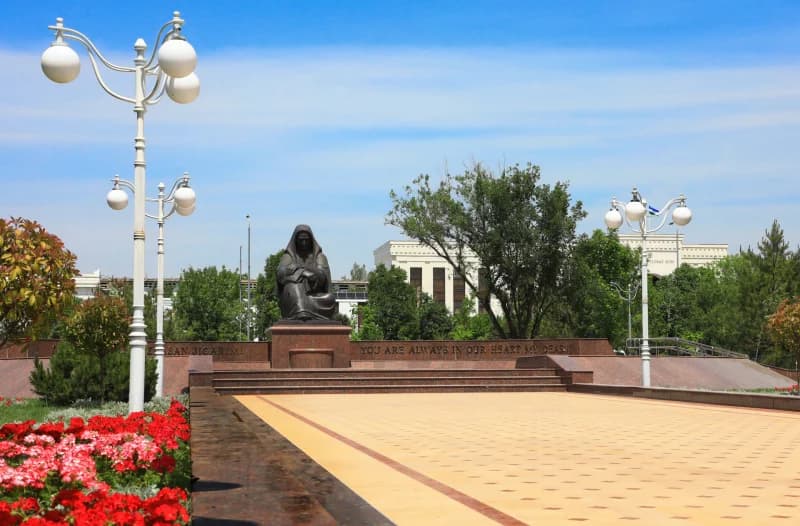 статуи стоят в общественном парке