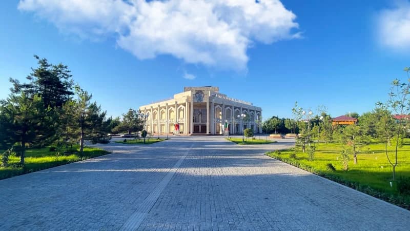 Солнечный свет освещает современное культурное здание