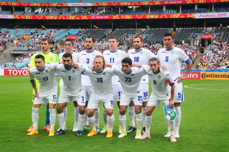 Uzbekistan football team poses together