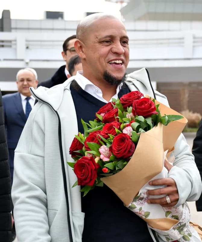 Roberto Carlos carries red roses