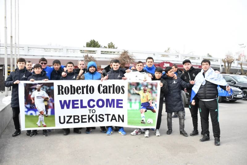 Fans greet Roberto Carlos arrival