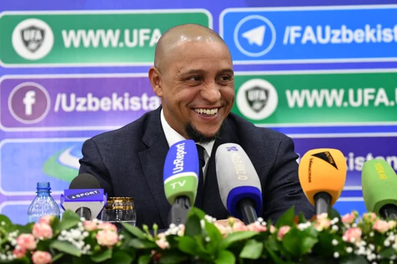 Roberto Carlos attends press conference