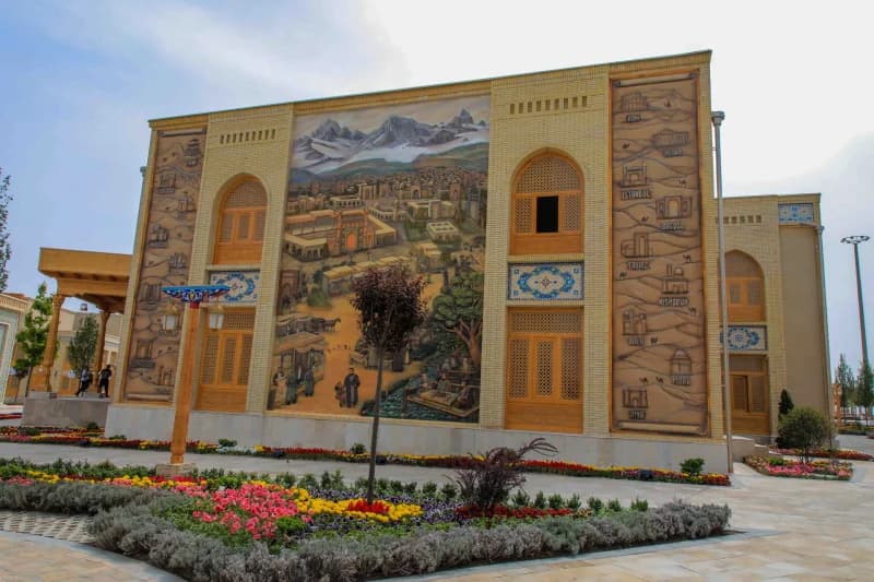 Katta mural bino fasadini bezamoqda