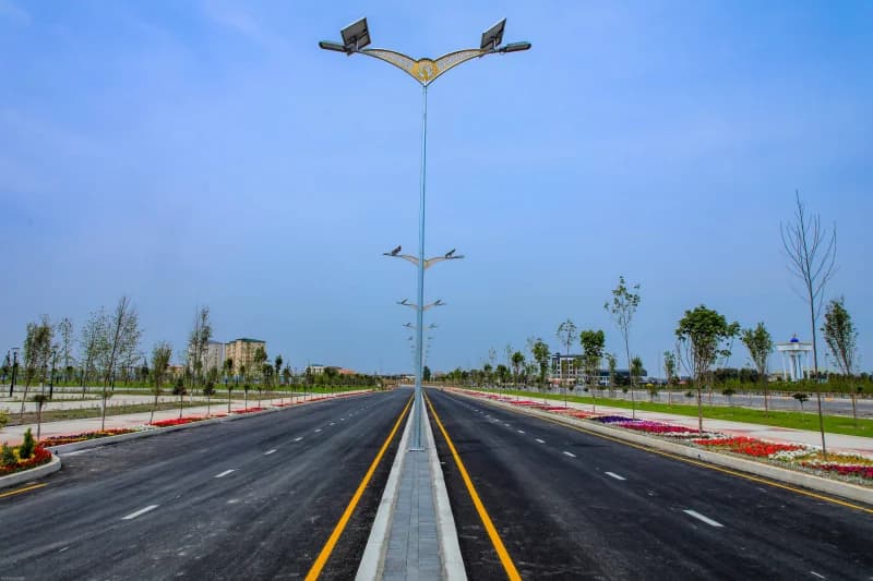 Zamonaviy koʻcha shahar boʻylab choʻzilgan