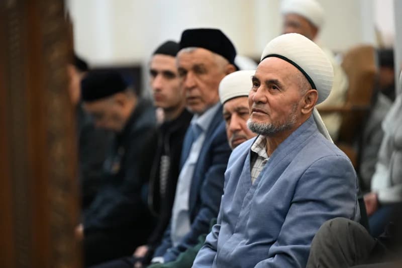 Мужчины, посещающие религиозное собрание