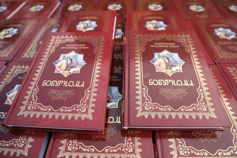 Ряды печатных книг на витрине