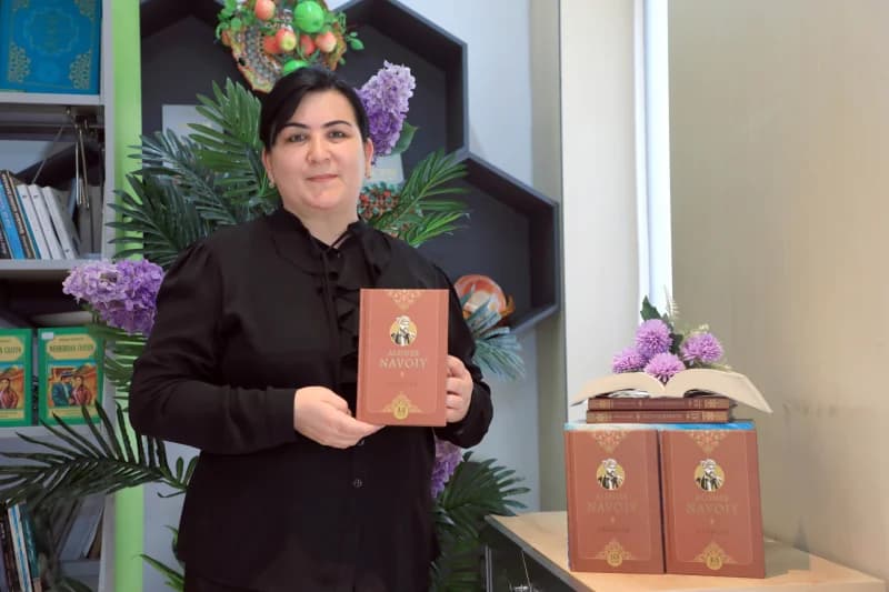 Женщина, держащая книгу Алишера Навои