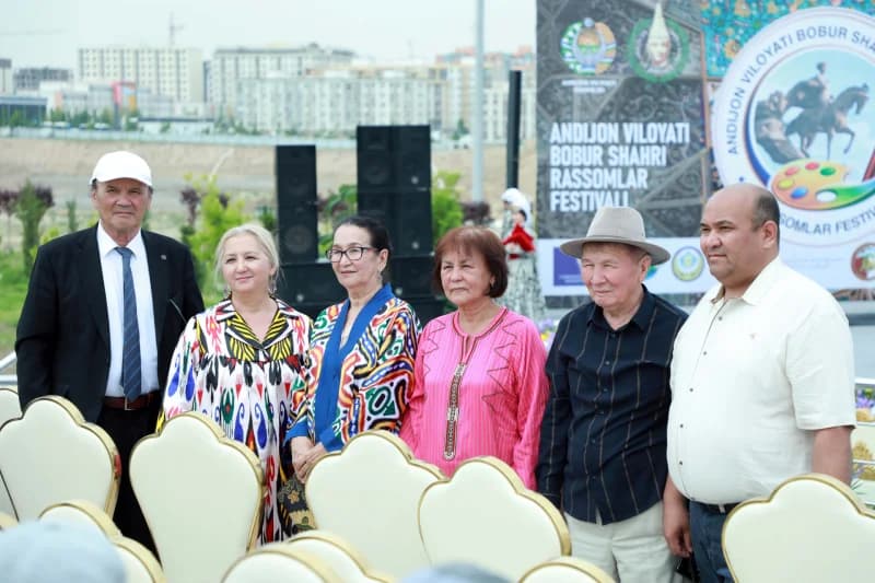 Люди, посещающие культурный фестиваль на открытом воздухе