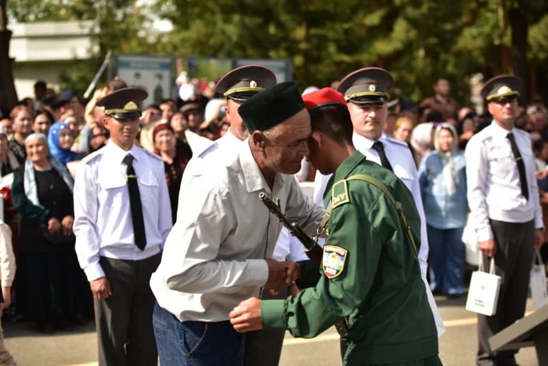 Старейшина приветствует солдата на церемонии
