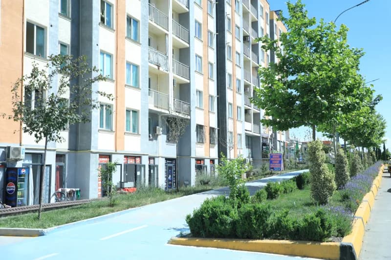 Zamonaviy koʻp qavatli uy tashqarida turibdi