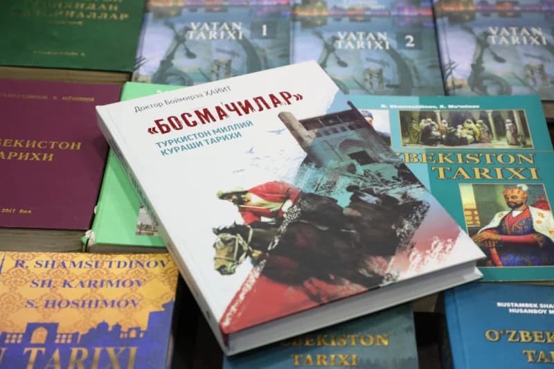 Выставлена коллекция исторических книг