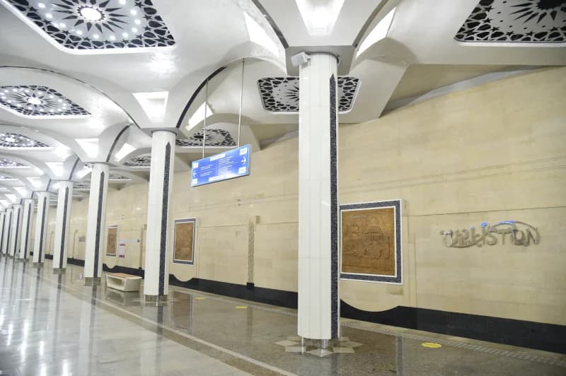 Пассажиры проходят через станцию метро