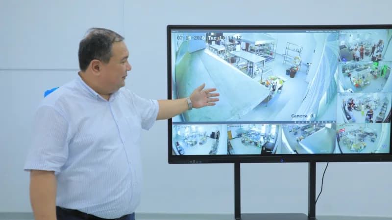 мужчина, контролирующий промышленные кухонные корма