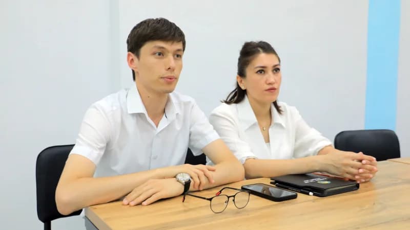 Молодые специалисты, посещающие деловую встречу