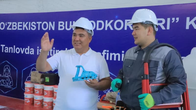 Строители обсуждают строительные инструменты