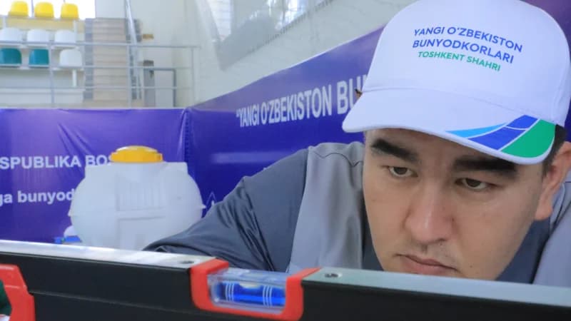 Рабочий проверяет уровень на месте