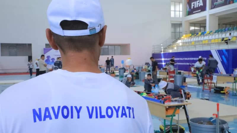 Молодые люди соревнуются в навыках
