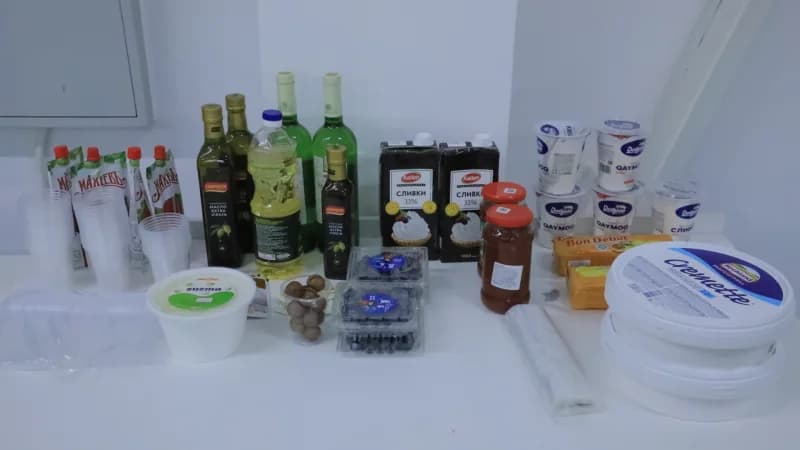 Ассортимент продуктов питания на столе