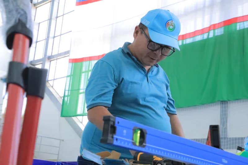 Человек, проверяющий уровень поверхности