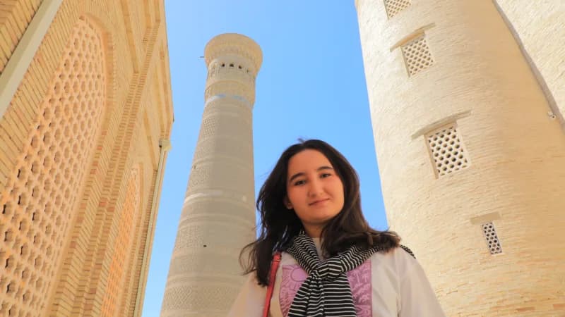 Tarixiy minorani ziyorat qilayotgan yosh ayol