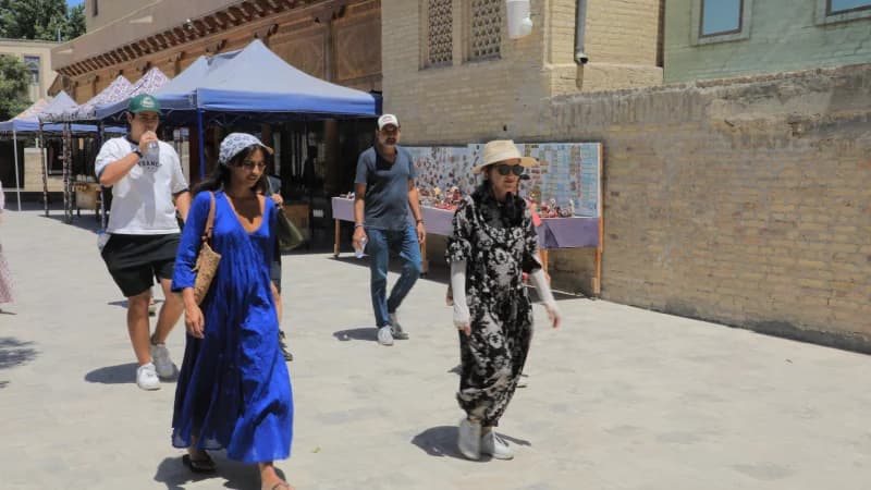 Tarixiy maydonda sayr qilayotgan sayyohlar