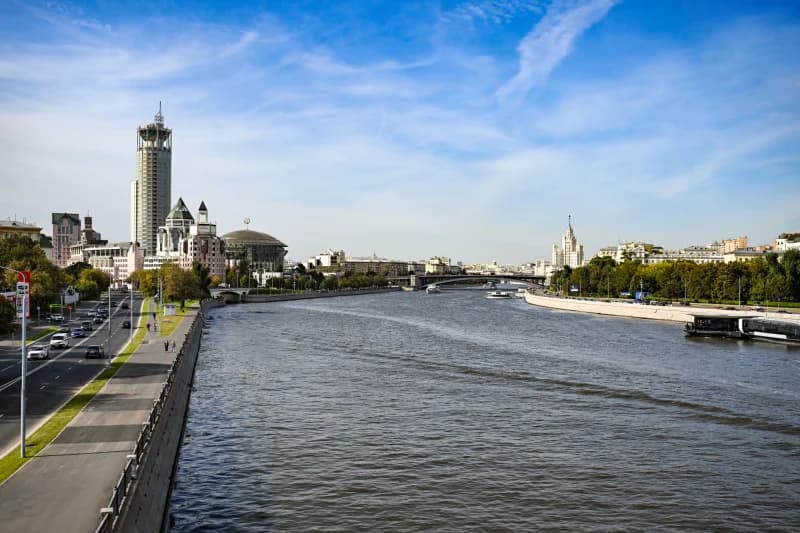 Shahar manzarasi daryoga qaralib turibdi