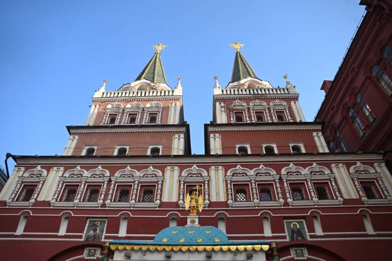 Солнечный свет освещает исторические красные башни
