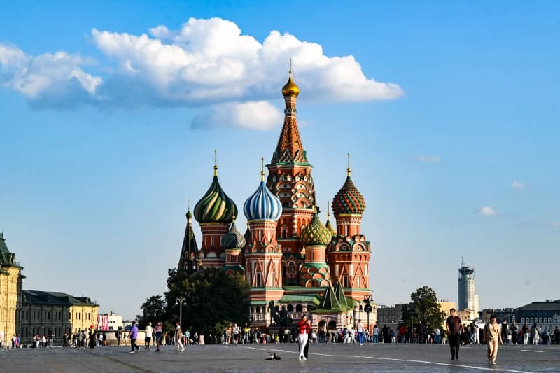 Люди посещают собор Святого Василия