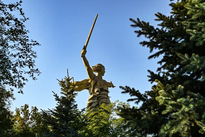 Large statue holds raised sword