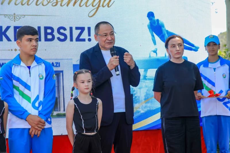 Мужчина выступает на спортивном мероприятии