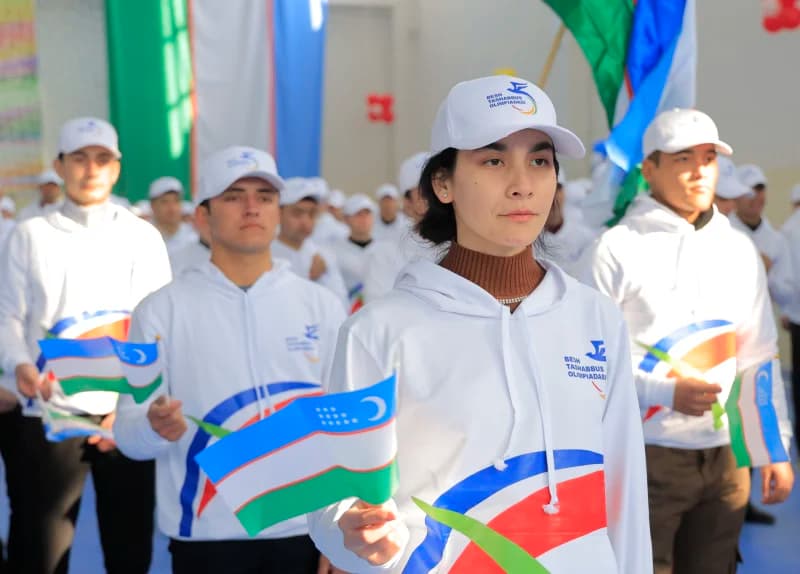 Молодые люди с государственными флагами
