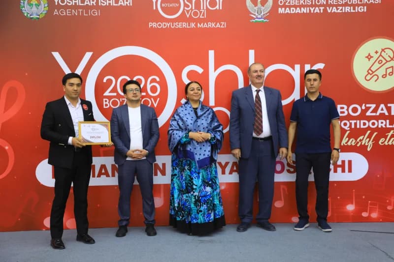 Marosimda mukofotni topshiruvchi mansabdor shaxslar