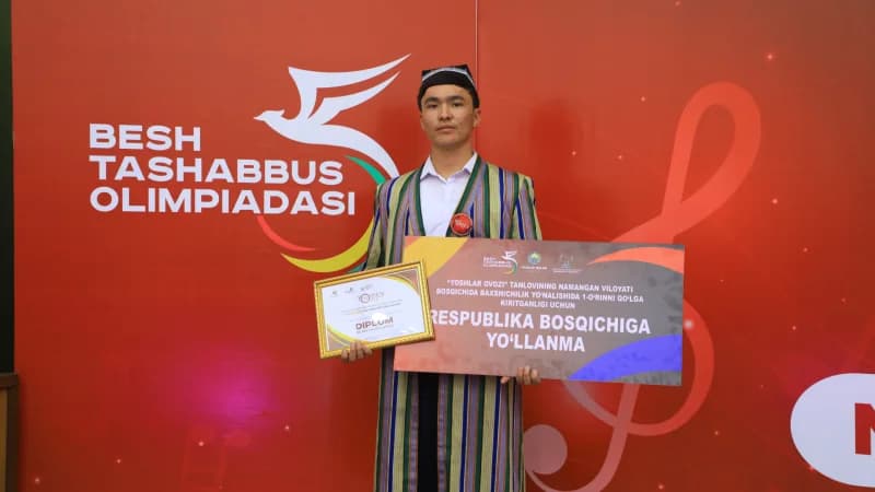 Молодой человек получает награду конкурса