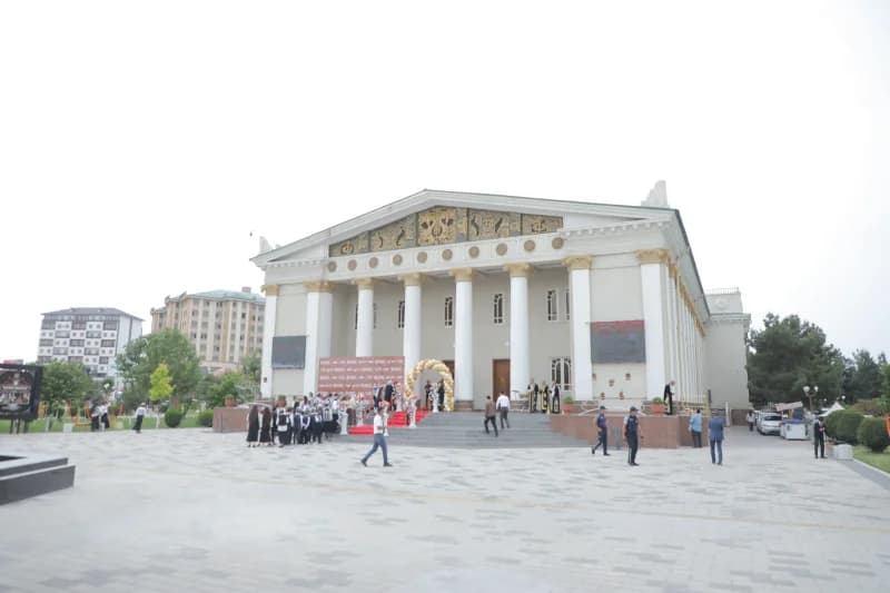 Люди, собирающиеся у исторического здания
