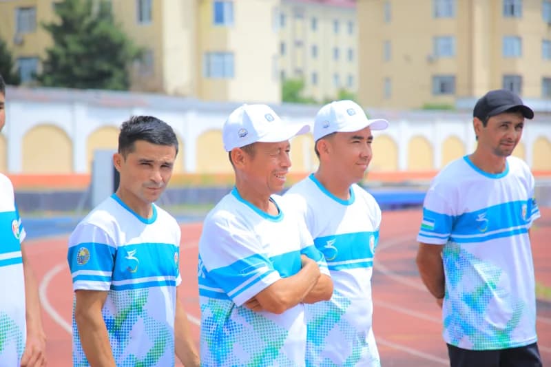 Мужчины в соответствующей спортивной форме