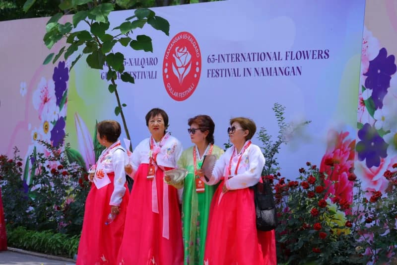 Women wearing traditional Korean hanbok
