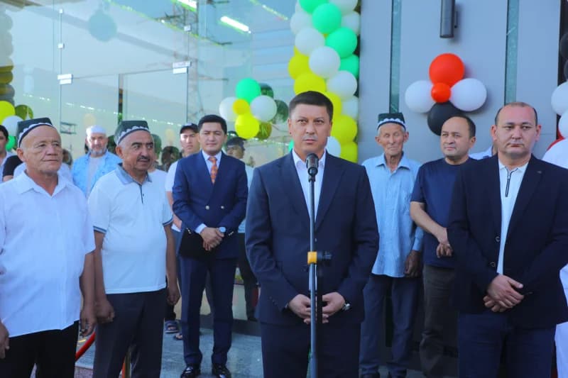 Erkak ommaviy ochilish marosimida nutq soʻzlamoqda