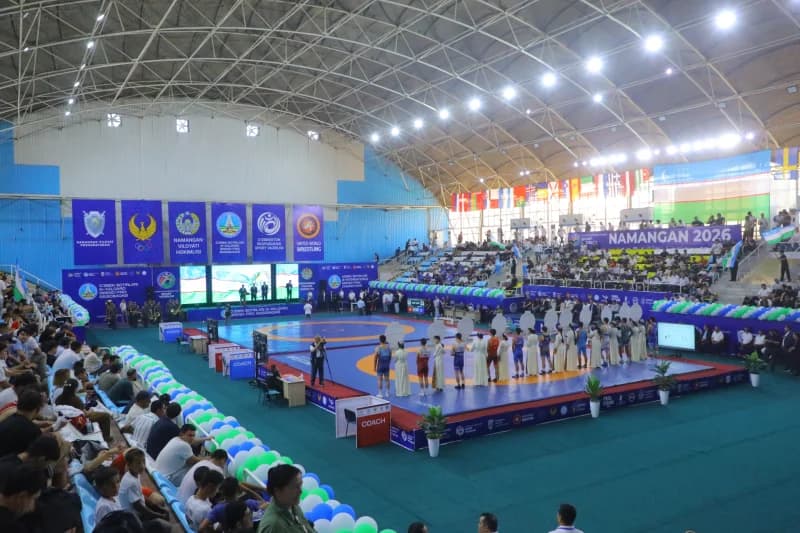 Sportchilar kurash musobaqasi uchun yigʻiladilar