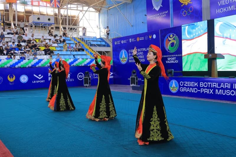 Танцоры выступают в традиционных костюмах