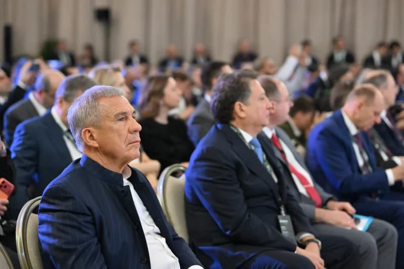 делегаты посещают официальную конференцию