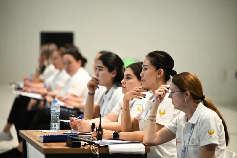 Ayollar professional seminarda ishtirok etishmoqda