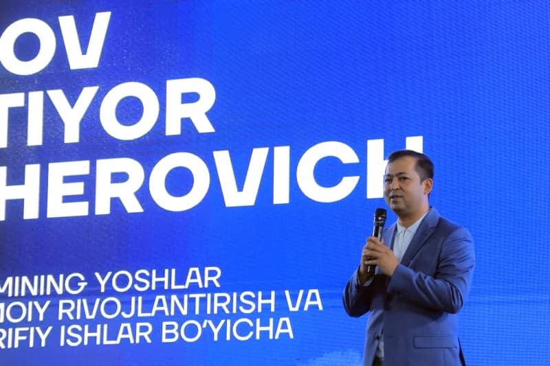 Мужчина, выступающий на публичном мероприятии