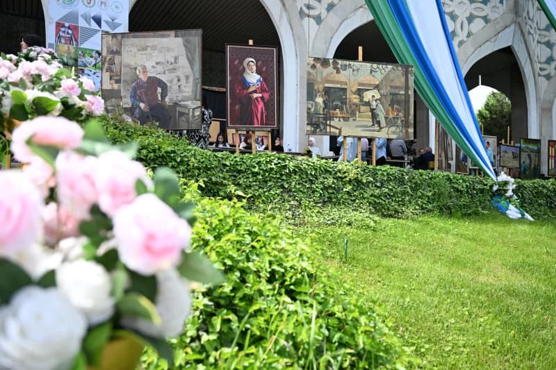 Художники выставляют картины на открытом воздухе выставка