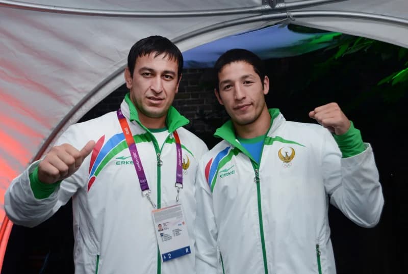 Спортсмены позируют в спортивной форме