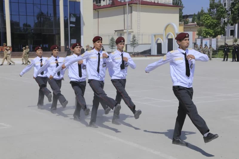Курсанты маршируют строем на открытом воздухе