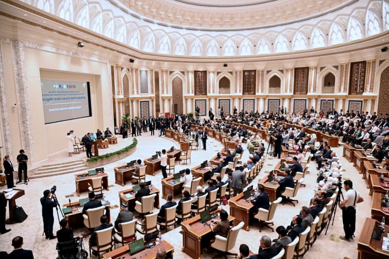 Delegates attend large academic conference