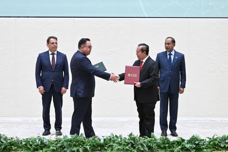 Delegates exchange signed cooperation documents