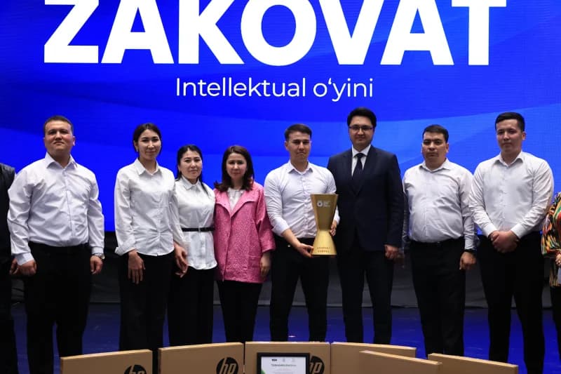 Gʻoliblar tadbirda kubokni qabul qilishmoqda