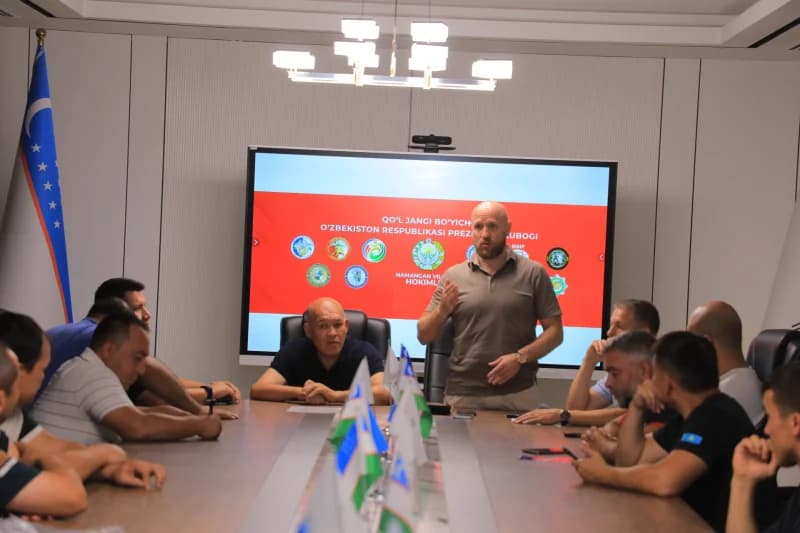 Erkak kishi ofisda majlisni boshqaradi